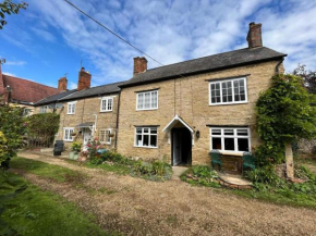 Mews Cottage, a 2 bedroom Georgian Cottage which comfortably sleeps 4 located in a quiet courtyard 50 metres from Olney Market Place